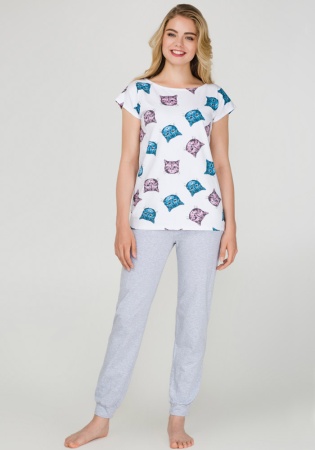 Состав: 
Хлопок 95%,
ПУ 5%
	Женская пижама, состоящая из трикотажной футболки и брюк. 
Футболка с круглым вырезом горловины, декорирована ярким принтом. 
Брюки с эластичной резинкой на поясе и манжетами по низу изделия.