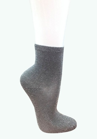 Состав: 
Полиамид 73%, 
Люрекс 23%, 
Эластан 2%
	Невероятно модные и современные женские носки с люрексом, в упаковке два цвета (золото и серебро).