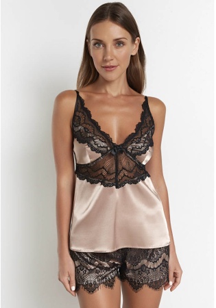 Состав:
Атласное полотно
ПЭ 97%
ПУ 3%
Кружево
ПА 90%
ПУ 10%
	Комплект из атласного топа и шорт. Топ с V-образным вырезом декольте и мягкой чашкой с вытачкой, декорирован контрастным кружевом и атласным бантиком по центру. Бретели регулируемые, 