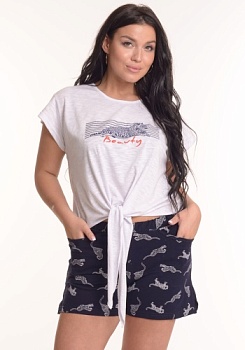 Состав:
Кулирка 
Хлопок 100%
	Летний костюм состоит из футболки и шорт. Футболка полуприлегающего силуэта с узлом на талии. Рукав втачной, короткий, спущенное плечо. Вырез горловины круглый, классический. Дизайнерский принт. Шорты свободного силуэт