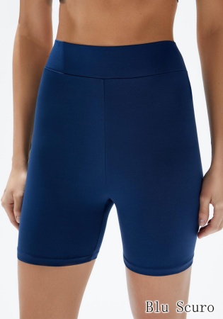 Состав:
Полиэстер 92%, 
Эластан 8%
    Облегающие женские шорты с высокой талией и широким отрезным поясом на резинке, которые превосходно адаптируются к любой фигуре. Низ модели обработан эластичным комфортным швом. Это удобные повседневные шорты, кото