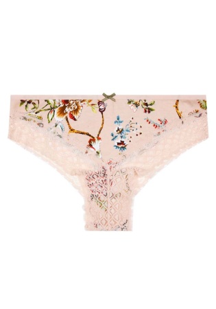 Состав: 
Хлопок 95%
Эластан 5% 
     Стильные, яркие женские трусы из принтованного полотна. Пройма украшены кружевом. 
