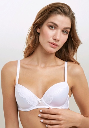 Состав: 
Атласное полотно 
ПЭ 97%
ПУ 3%
Эластичное кружево 
ПА 90%
ПУ 10%
	Бюстгальтер формы Т-Shirt на косточках, выполнен из эластичной ткани и кружева. Формованные чашки без Push-up для всех размеров. Центральная деталь декорирована бантиком