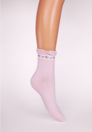 Состав:
Хлопок: 70%, 
Полиамид: 28%, 
Эластан: 2%.
	Демисезонные носки с рюшкой и вышивкой на бортике.