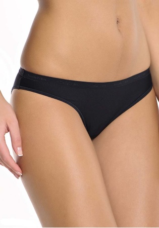 Состав: 
Полиамид: 80%,
Эластан: 12%,
Хлопок: 8%.
	Удобные трусы из эластичного трикотажного полотна, низкая линия талии. Отделка- тесьма с логотипом.