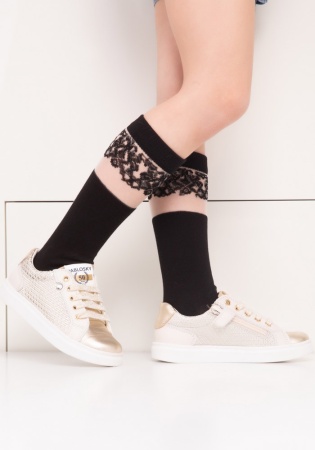 Состав:
Хлопок 63%
Полиамид 30%
Эластан 7%
	Детские фантазийные гольфы из хлопка и прозрачной синтетической мононити. Под резинкой модели размещена прозрачная вставка с узором в виде гирлянды.
