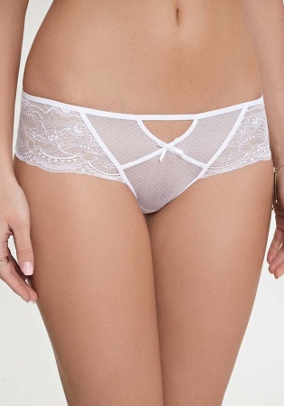 Состав:
Жаккардовая сетка 
ПА 88%
ПУ 12%
Кружево 
ПА 90%
ПУ 10%
Ластовица
Хлопок 100%
	Трусики-боксеры выполнены из жаккардовой сетки и кружева. Передняя деталь декорирована треугольным вырезом и бантиком.