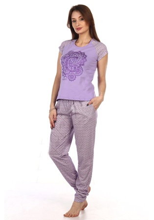 Состав:
Хлопок 100%
	Комплект состоит из брюк и однотонной футболки. Брюки на резинке,создающие дополнительный комфорт. Футболка украшена декоративным принтом..

Обратите внимание: расцветка товара на сайте может отличаться от фактической расцве