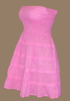 Состав:
Хлопок 100%
	Туника выполнена из хлопчатобумажного полотна. Верхняя часть туники прострочена эластичными нитями, что позволяет фиксировать тунику на фигуре без бретелей. Нижняя часть состоит из пяти воланов, которые делают юбку пышной, расши