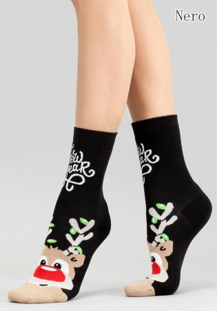 Состав:
Хлопок 81%
Полиамид 15%
Эластан 4%
     Хлопковые женские носки средней высоты выше щиколотки из праздничной новогодней коллекции. Фронтальная часть модели декорирована ярким тематическим рисунком в виде мордочки оленя и контрастной надпис