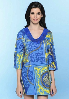 Состав:
Хлопок 100%
	Пляжное платье свободного силуэта с V-образным вырезом. Детали платья выполнены из принтованного хлопкового полотна. По линии горловины обработана фигурная деталь из однотонного хлопкового полотна, декорированная термоаппликацие