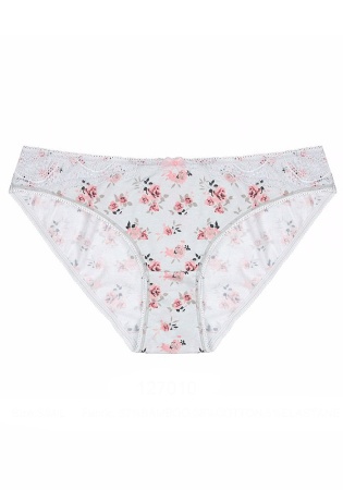 Состав:
Бамбук 57%,
Хлопок 38%,  
Эластан 5%
	Женские трусики из набивного полотна, украшены атласным бантиком и кружевом.