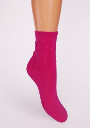 Состав: 
Хлопок 74%, 
Полиамид 24%, 
Эластан 2%
	Демисезонные носки для девочек с прессовым плетением на паголенке.