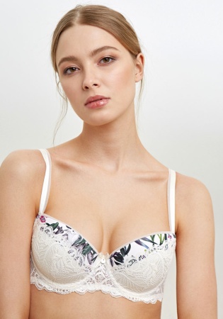 Состав:
Эластичное полотно
ПА 85%
ПУ 15%
Эластичное кружево
ПА 90%
ПУ 10%
	Бюстгальтер формы Т-Shirt на косточках, выполненный из эластичного полотна с кружева. Формованная чашка средней плотности, без Push-up для всех размеров. Широкий принт н