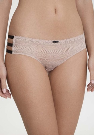 Состав:
Кружево 
ПА 90%
ПУ 10%
Ластовица
Хлопок 100%
	Детали трусов выполнены из кружева. Передняя деталь декорирована бантиком. Боковая часть трусов выполнена тремя эластичными лентами. Внутренняя ластовица из хлопка. 
