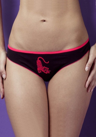 Состав:
Полотно
Хлопок 95%
ПУ 5%
Ластовица
Хлопок 100%
	Трусики-стринг выполнены из эластичного хлопкового полотна, декорированы эластичной лентой неонового цвета с фестонами. Линия талии декорирована эластичной лентой неонового цвета . Передняя