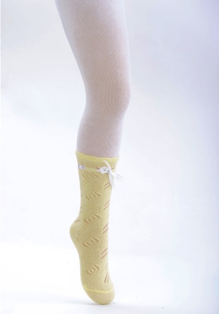 Состав: 
Хлопок 80%, 
Полиамид 19%, 
Эластан 1%
	Ажурные колготки с имитацией гольфов и декоративной ленточкой.