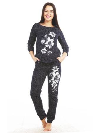 Состав:
Хлопок 100%
	Домашний костюм, состоящий из однотонной кофты, с  рукавом 3/4 и принтом. Брюки удобного кроя на резинке.