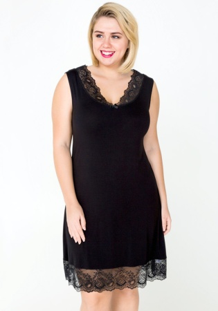 Состав: 
Полотно
Вискоза 95%,
ПУ 5%
Кружево 
ПА 90%,
ПУ 10% 
	Ночная сорочка из вискозного полотна и кружева. Передняя деталь декорирована бантиком. 