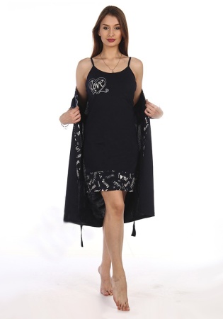 Состав: 
Кулирка
Хлопок 100%
	Комплект,ночная сорочка и халат,выполнены в контрасте.Полуприлегающая сорочка на бретелях,с принтом.Халат,с глубоким запахом,где полочки,манжет рукава и карманы, декорированы контрастной тканью.

Обратите внимание: