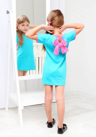 Состав:
Рибана
Хлопок 100%
	Платье для девочки прямого покроя с короткими рукавами. Украшено бантом сзади.