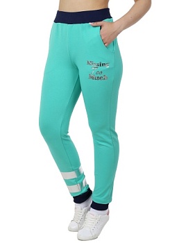 Состав:
Хлопок 72%
ПЭ 20%
Эластан 8%
	Брюки прилегающего силуэта длиной до щиколодки с двумя боковыми карманами. Притачной пояс на резинке и манжеты выполнены из отделочного трикотажа – рибаны. На передней левой половинке брюк и на правой нижней ч