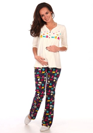 Блуза:
Кулирка 
Хлопок 100% 
Брюки:
Интерлок
Хлопок 100%
    Костюм женский для беременных состоит из брюк и блузы. Блуза расклешенного силуэта, длиной до линии бёдер. По переду кокетки, на которых выполнена печать, и основная деталь со сборкой.