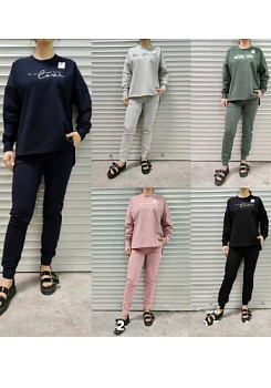 Состав:
Хлопок 100%
	Женский комплект с кофтой и брюками. 

Обратите внимание: расцветка товара на сайте может отличаться от фактической расцветки. Оптовый склад оставляет за собой право поставить товар любого цвета, который имеется на данный мо