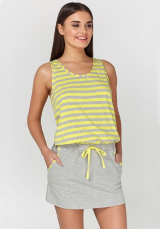 Состав: 
Полотно
Хлопок 95%,
ПУ 5%
	Ночная сорочка прямого силуэта. Детали сорочки выполнены из эластичного хлопкового полотна с вывязанным рисунком и однотонного хлопкового полотна (меланж). Линия талии обработана с резинкой и лентами, завязывающ