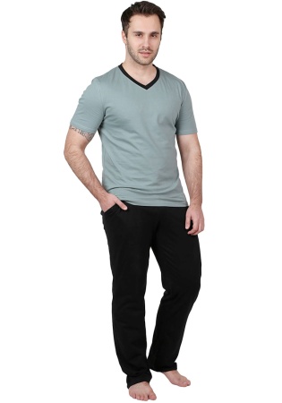 Состав:
Хлопок 100%
    Брюки прямого края с боковыми карманами в швах, накладным карманом сзади, притачным широким поясом на резинке, со шнурком и люверсами.