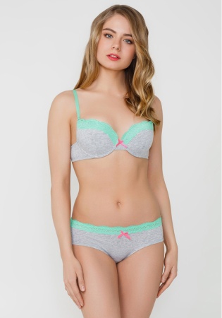 Состав:
Полотно
Хлопок 95%
ПУ 5%
Эластичное кружево
ПА 90%
ПУ 10%
Ластовица
Хлопок 100%
	Трусики-боксеры выполнены из эластичного хлопкового полотна (меланж). Линия талии декорирована узким кружевом. Передняя деталь декорирована атласным бант