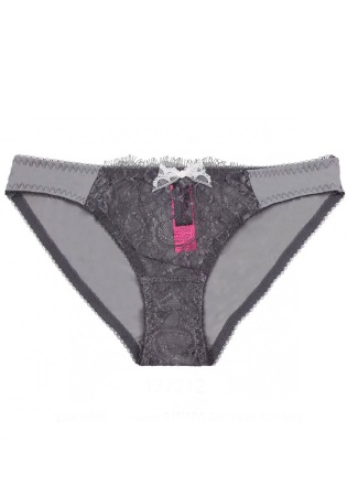 Состав:
Нейлон 91%,  
Эластан 9%
	Женские трусики из набивного полотна, украшены кружевным бантиком.