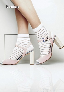 Состав:
Хлопок 74%
Полиамид 25%
Эластан 1%
	Женские фантазийные носки из хлопка и прозрачной синтетической мононити. По всей длине модели размещен рисунок 