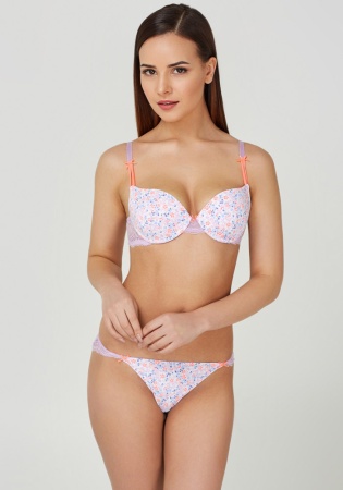 Состав:
Эластичное полотно
ПА 85%
ПУ 15%
Эластичное кружево
ПА 90%
ПУ 10%
Ластовица
Хлопок 100%
	Трусики-стринг выполнены из эластичного принтованного полотна и кружева. Передняя деталь декорирована двумя бантиками.
