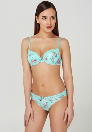 Состав:
Полотно
Хлопок 95%
ПУ 5%
Кружево
ПА 90%
ПУ 10%
Ластовица
Хлопок 100%
	Трусики-стринг выполнены из эластичного принтованного хлопкового полотна. Линия талии декорирована узким кружевом. Передняя деталь декорирована бантиком.