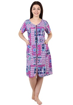 Состав:
Хлопок 100%
	Халат из набивного полотна прямого свободного силуэта с коротким втачным рукавом. На молнии. Спереди накладные карманы. Круглая горловина обработана обтачкой. Низ изделия и низ рукавов обработан швом «в подгибку».

Обратите 