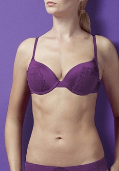 Состав:
Атласное полотно
ПЭ 97%,
ПУ 3%
Эластичная сетка
ПА 88%,
ПУ 12%
Кружево
ПА 90%,
ПУ 10%
	Бюстгальтер классической формы с формованной чашкой с Push-Up для размеров 70AB, 75ABC, 80B и без Push-Up для размеров 70C, 75DE, 80CDE, 85BCD. Де
