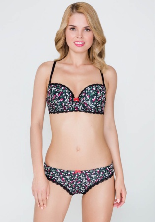 Состав:
Эластичное кружево
ПА 90%
ПУ 10%
Ластовица
Хлопок 100%
	Трусики-стринг выполнены из эластичного принтованного полотна, декорирован узким кружевом. Передняя деталь декорирована бантиком. Задняя деталь декорирована вырезом и бантиком.