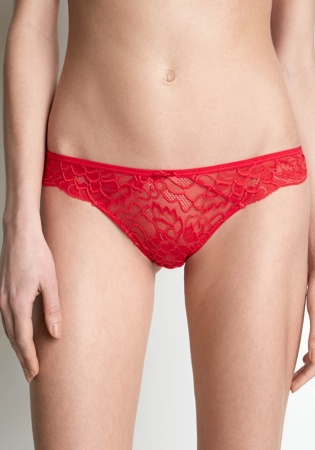 Состав:
Эластичное кружево
ПА 90%
ПУ 10%
Ластовица
Хлопок 100%
	Трусики классические выполнены из эластичного кружева яркой расцветки. Передняя деталь декорирована бантиком. Задняя деталь декоративна фигурным вырезом с бантиком.