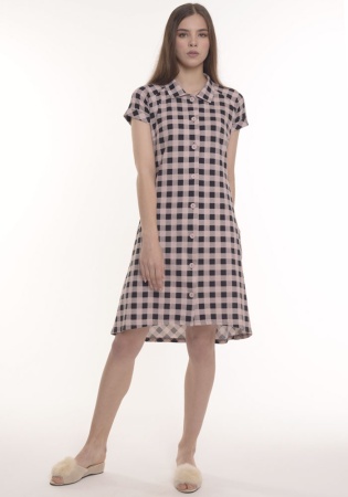 Состав:
Кулирка 
Хлопок 100%
    Молодежный женский халат на пуговицах. Полуприлегающий силуэт. Рукава реглан, короткие, с манжетами-отворотами. Отложной воротник. Боковые  карманы. Асимметричная оклуглая линия низа. Спинка отрезная по талии, с кул