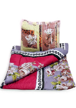 Чехол: 
Хлопкополиэфирная ткань, без канта
Наполнитель: 
Синтепон 
Вес синтепона:
1,5 спальное - вес 700 гр
2,0 спальное - вес 900 гр
