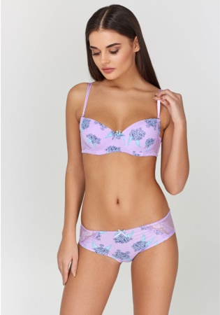 Состав:
Эластичное полотно
ПА 85%
ПУ 15%
Кружево
ПА 90%
ПУ 10%
Ластовица
Хлопок 100%
	Трусики-боксеры выполнены из из эластичного принтованного полотна и кружева, декорированы эластичной лентой с фестонами. Передняя деталь декорирована бантик