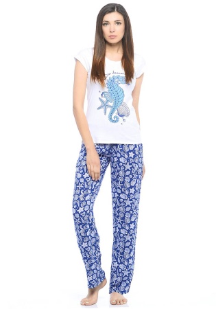 Состав: 
Футболка
Хлопок 95%,
ПУ 5%
Брюки
Вискоза 100%
	Женская пижама, состоящая из трикотажной футболки и брюк из 100% вискозы. 
Футболка с круглым вырезом горловины, декорирована контрастным принтом спереди. 
Брюки с эластичной резинкой на 