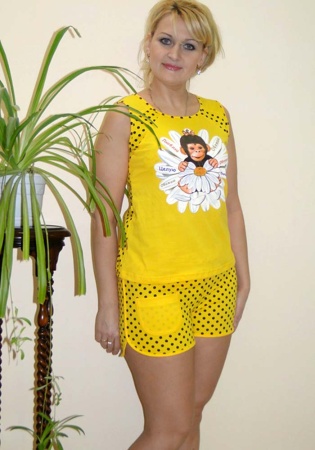 Состав:
Кулирка
	Пижама женская (майка и коротенькие шорты).

Обратите внимание: расцветка товара на сайте может отличаться от фактической расцветки. Оптовый склад оставляет за собой право поставить товар любого цвета, который имеется на данный 