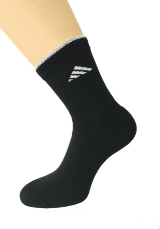 Состав:
Хлопок 85%
Полиамид 12%
Эластан 3%
	Носки спортивные с плюшевым следом и геометрическим рисунком на паголенке. 
