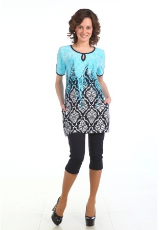 Состав:
Кулирка
Хлопок 100% 
	Костюм женский из кулирного полотна. Футболка из набивной кулирки новых коллекций c купонным рисунком, с декоративным оформлением горловины и низа рукава. Бриджи из кулирки с лайкрой, с декоративным оформлением низа. 