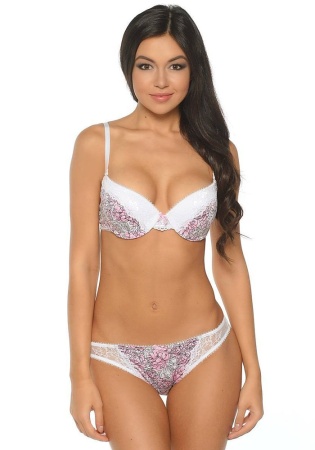 Состав:
Атласное полотно
ПЭ 97%
ПУ 3%
Кружево
ПА 90%
ПУ 10%
Ластовица
Хлопок 100%
	Трусики классические выполнены из атласного принтованного полотна и кружева, декорированы  эластичной лентой с фестонами. Передняя деталь декорирована бантиком