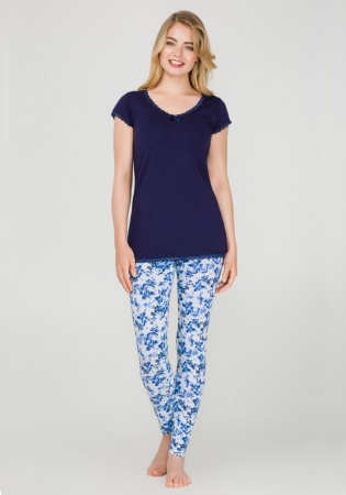 Состав: 
Хлопок 95%,
ПУ 5%
	Трикотажная пижама, состоящая из футболки и леггинсов. 
Футболка с V-образным вырезом горловины, декорированна узким кружевом. 
Леггисны с эластичной резинкой на поясе.