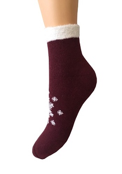 Состав:
Хлопок 85%
ПА 12%
Эластан 3%
	Носки классические женские с плюшем внутри и зимним рисунком.