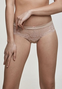 Состав:
Эластичное полотно
ПА 88%
ПУ 12%
Кружево
ПА 90%
ПА 10%
Ластовица
Хлопок 100%
	Трусики-боксер с низкой талией, выполненные из эластичного кружева и микрофибры. Передняя деталь декорирована атласным бантиком. Внутренняя ластовица выполн